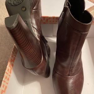 NEW Gianni Bini Size 8 Brown ankle boot w heel